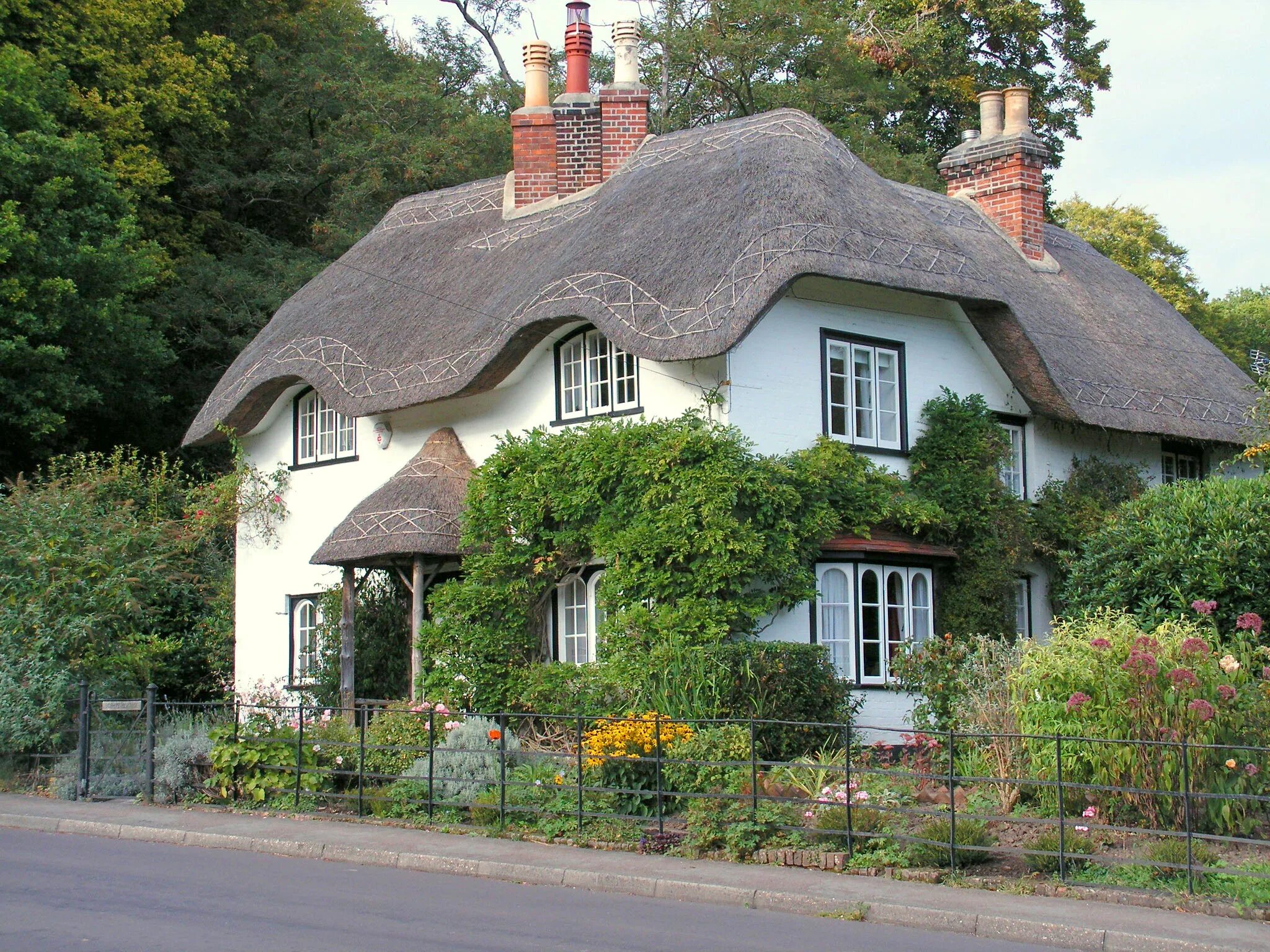 Английский дом картинки. Великобритания Хэмпшир коттедж. Cottage дом в Англии. Грэйшотт Хэмпшир Англия. Англия сельский дом 19.