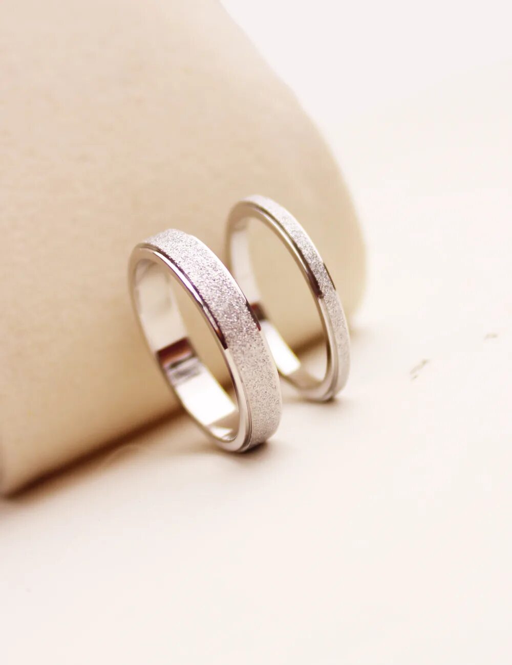 Обручальное кольцо круглое сечение. Кольцо 2 мм. Обручальные кольцо шириной 4,5 мм. Кольцо 2 мм. Обручальное кольцо 2mm.