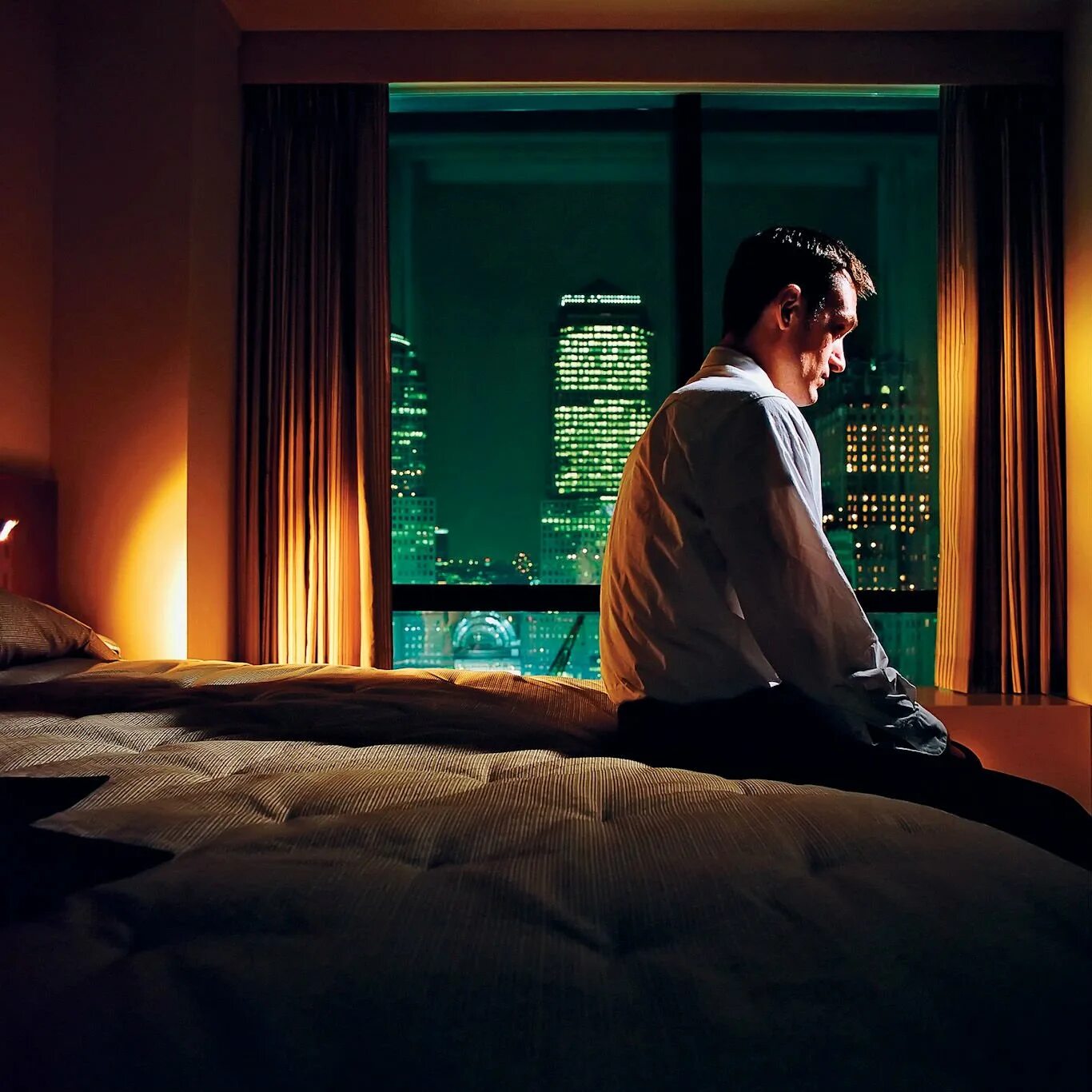 Сон в доме на улице. Парень один в комнате. Одинокий человек в комнате. Мужчина сидит на кровати. Мужчина у окна.