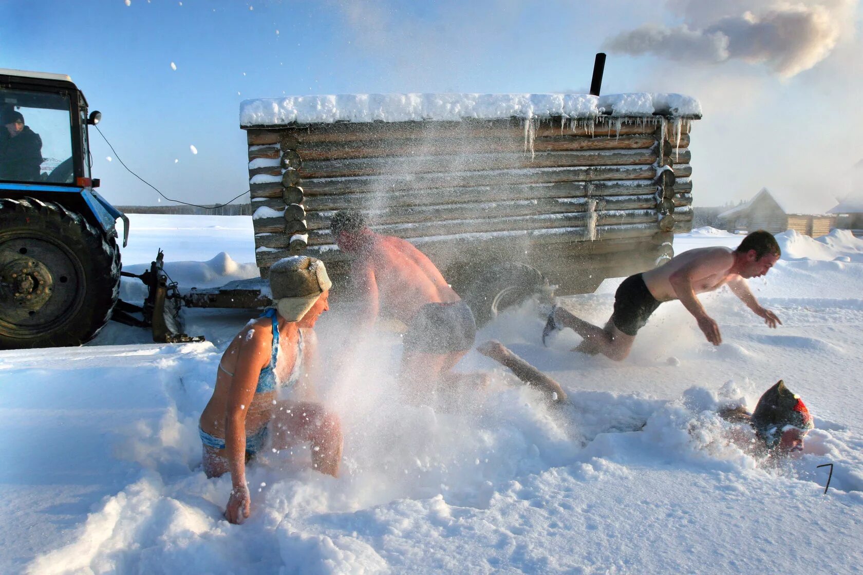 Можно ли топить баню в праздник. Баня зимой. Купаться в снегу. Русская баня зимой. Баня снег.