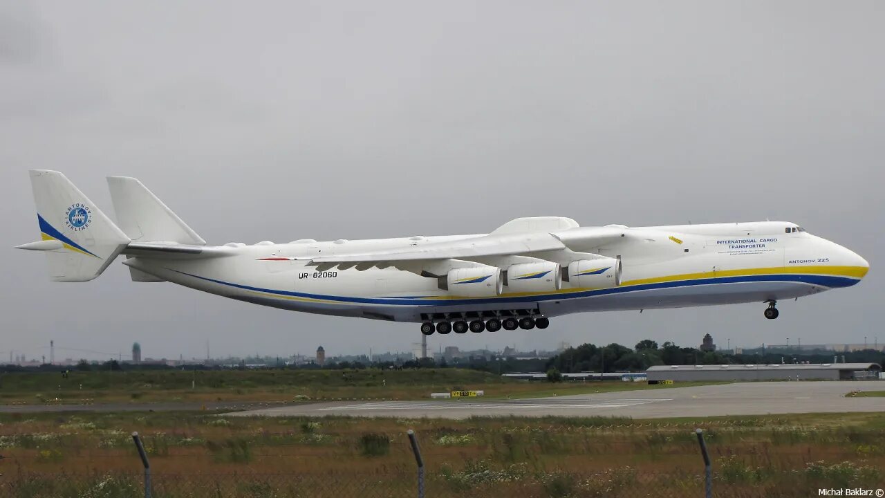 Ан-225 мрия и боинг 747. Мрия сравнения. Ан-225 мрия кабина. Грузовой самолет ан 225 мрия. Мрия сравнения.