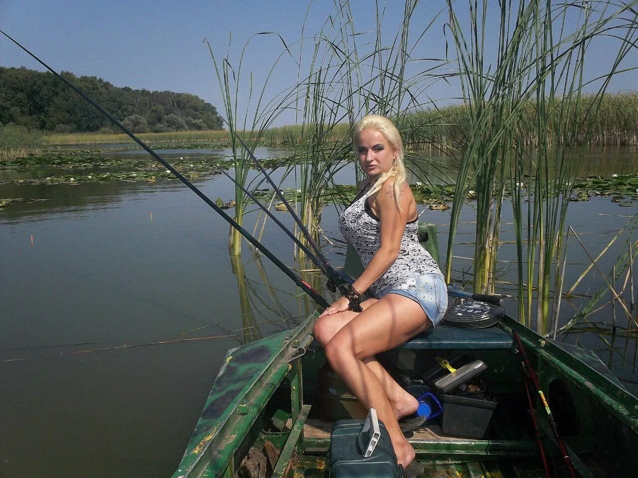 Видео про телок. Рыбалка летом. Девушки на рыбалке. Девушка рыбачит на озере. Женщина Рыбак.