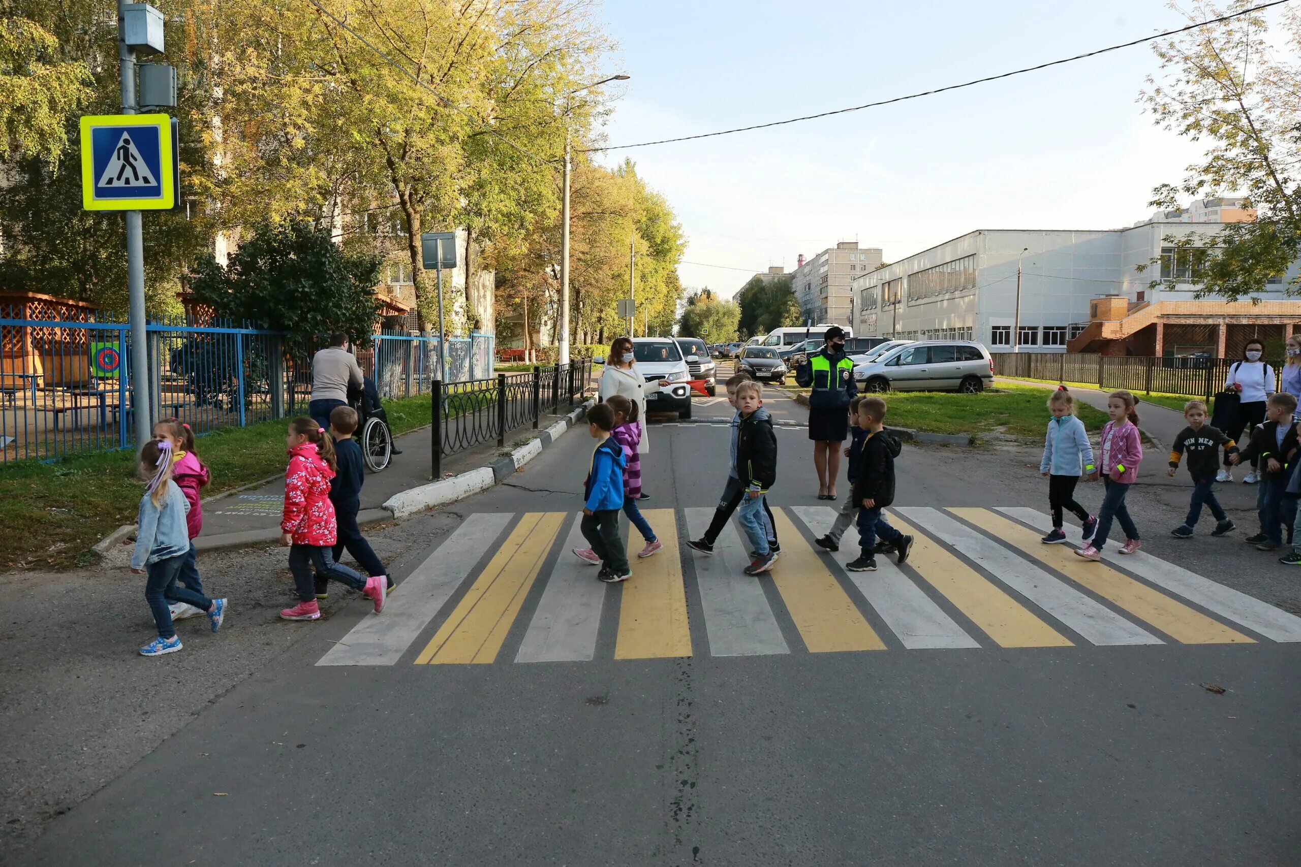 Пешеходный переход. Pesehodnii perehod. Дорожный пешеходный переход. Дети переходят улицу. Место движения пешеходов