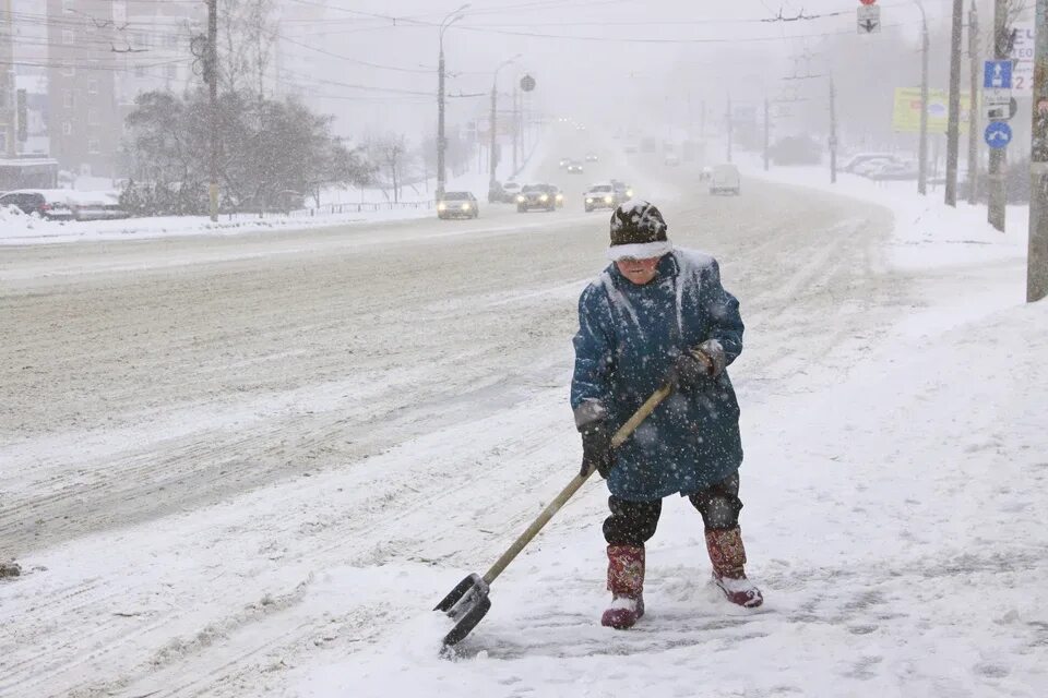 Погода февраля ижевск. Снег в Ижевске. Сугробы в Ижевске. Уровень снега в Ижевске. Снегопад в Ижевске сегодня.