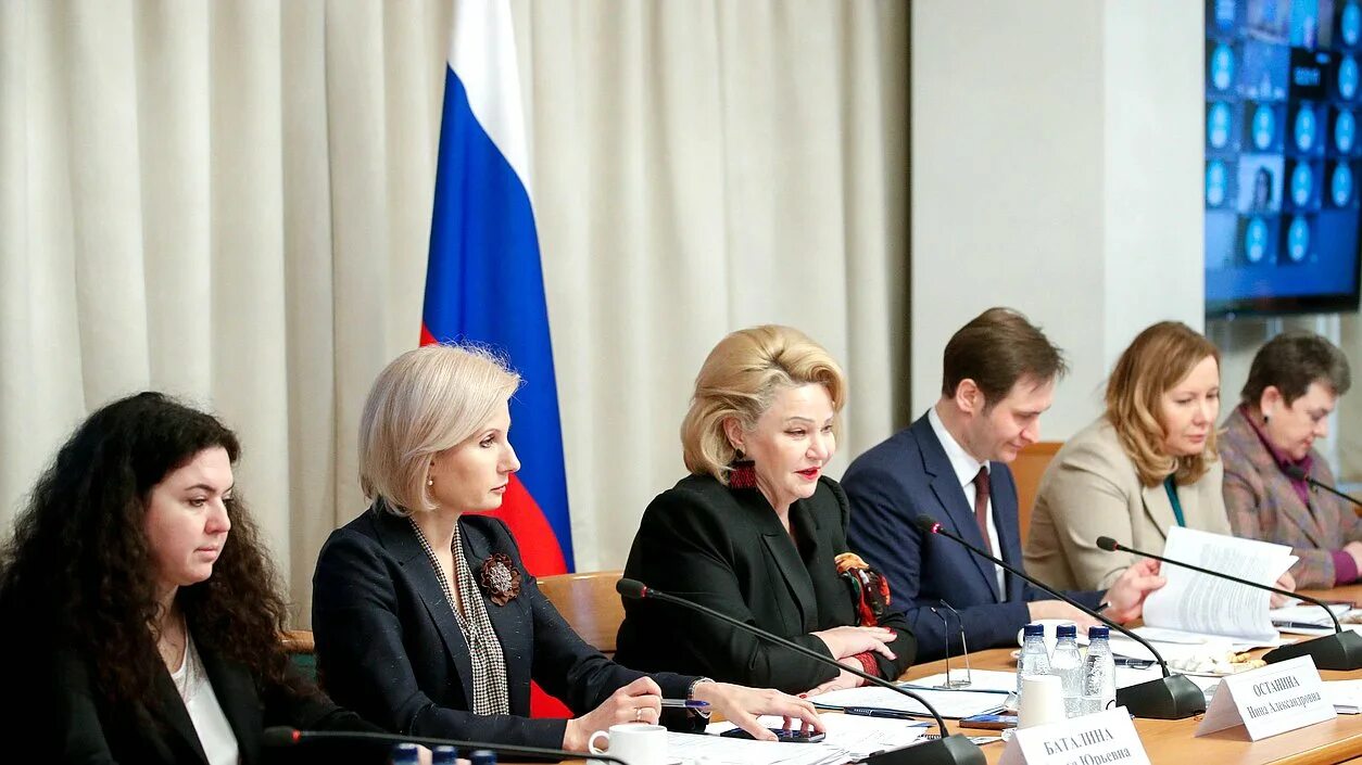 комитет по вопросам семьи женщин и детей миссия. женщина на совещании. комитет государственной думы по делам женщин, молодежи и семьи. круглый стол заседание. комитет по вопросам семьи, женщин и детей.