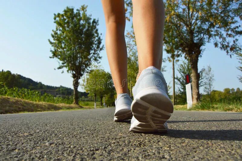 Девочка с больной ногой. Причины отказывания ног. Эми пурди с мужем. У девушки отказали ноги. Женские ноги на цыпочках.