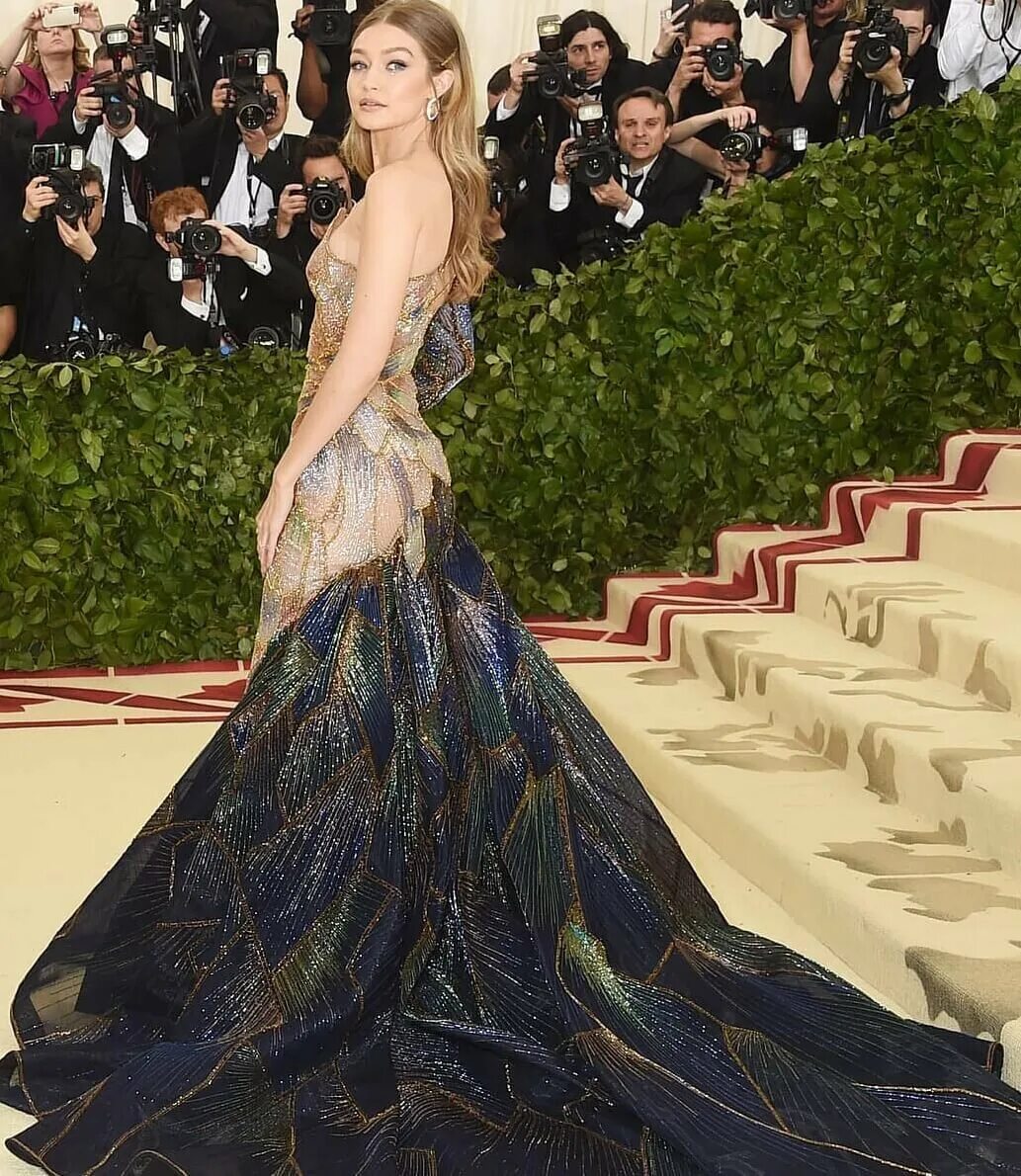 Мета 2018. Джиджи хадид met gala 2018. джджиди хадид мет гала 2018. платье версаче мет гала. платье джиджи хадид на мет гала 2018.