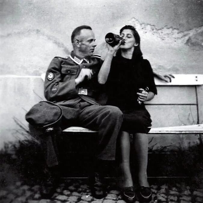 советская женщина-солдат. женщины коллаборационистки во франции. немецкий солдат с девушкой. немки и советские солдаты. немецкие солдаты и женщины.