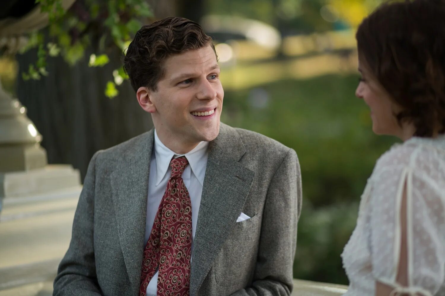 Фильм светская жизнь джесси айзенберг и кристен стюарт. Светская жизнь вуди аллен кадры. Фильм кафе. Три англичанки за городом. Образ на скачки.