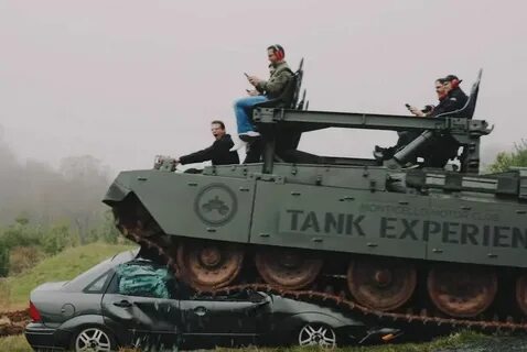 Танк давит машину