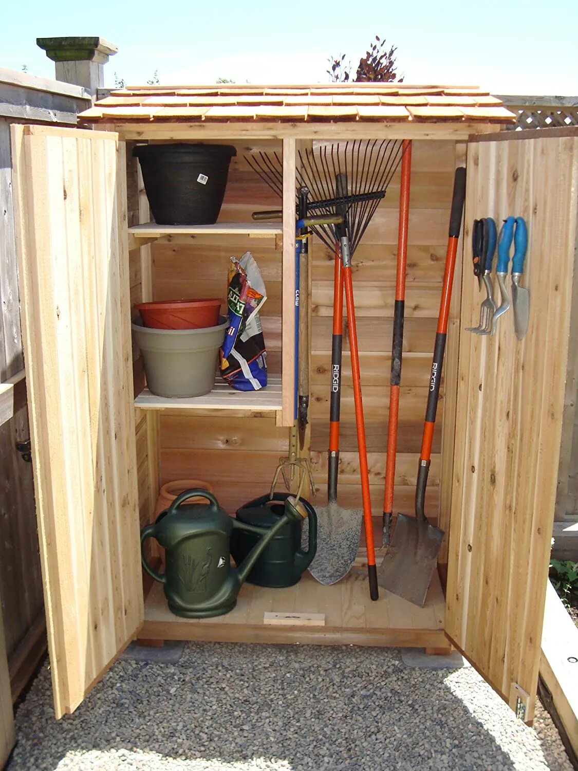 Дачный хозблок для инвентаря. Бревенчатый сарай. Сарай под инструмент на даче. Убрать сарай. Полка для лопат.