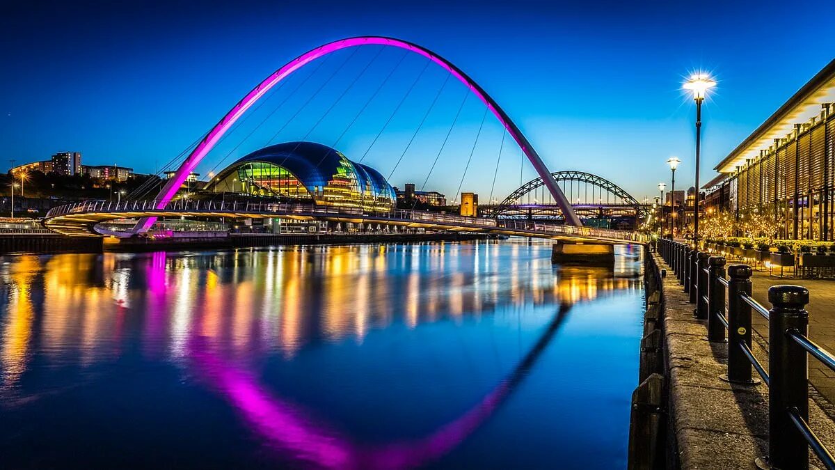 Ньюкасл город англия. Ньюкасл владелец клуба. Newcastle upon tyne 80. Нью кастл город в англии. Newcastle.