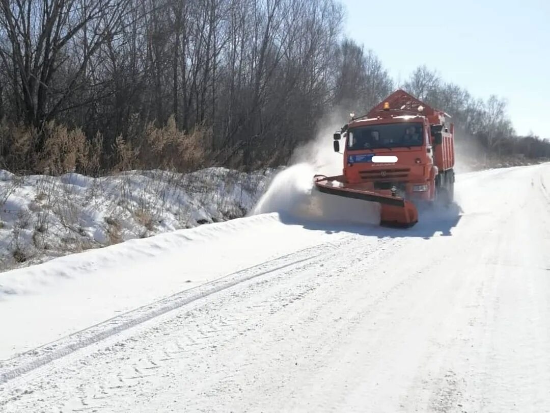 Чистка дорог от снега. Расчистка дорог. Очистка дороги. Очистка дорог от снега в зимний период. Дорога очищения