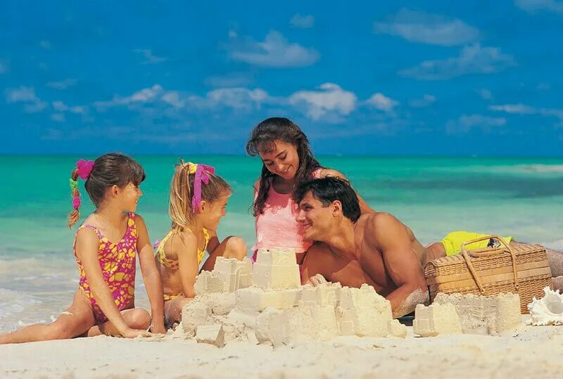 Отдых нудистов. Семья на пляже. Семейный пляж. Семья на отдыхе. Вся семья на пляже.