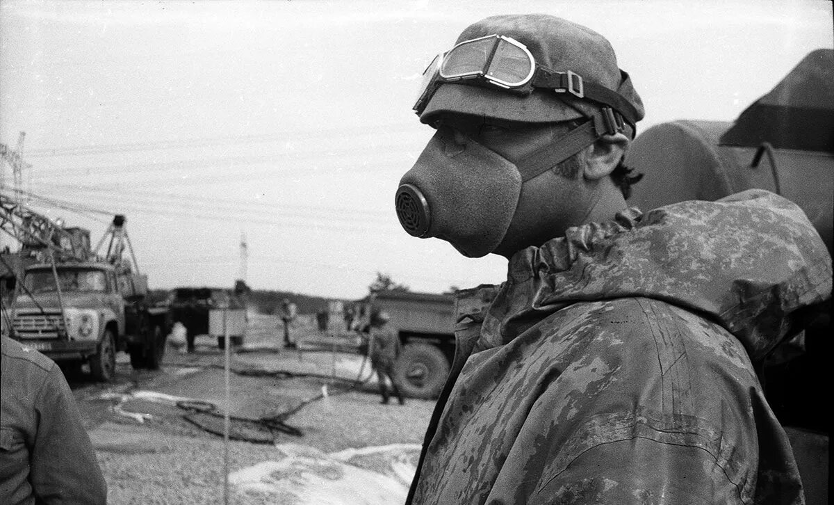 Российские ликвидаторы. Чернобыль 1986 ликвидаторы. респиратор ликвидаторов чаэс. авария на чаэс 1986 чернобыль ликвидация. аэс чернобыль ликвидаторы.