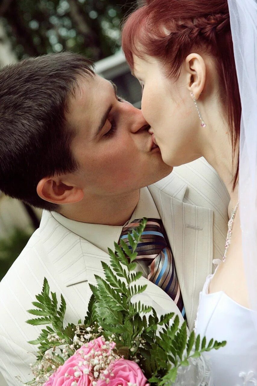 Поцелуй невесту читать. Свадебный поцелуй. Поцелуй на свадьбе. Жених и невеста. Поцелуй жениха и невесты.
