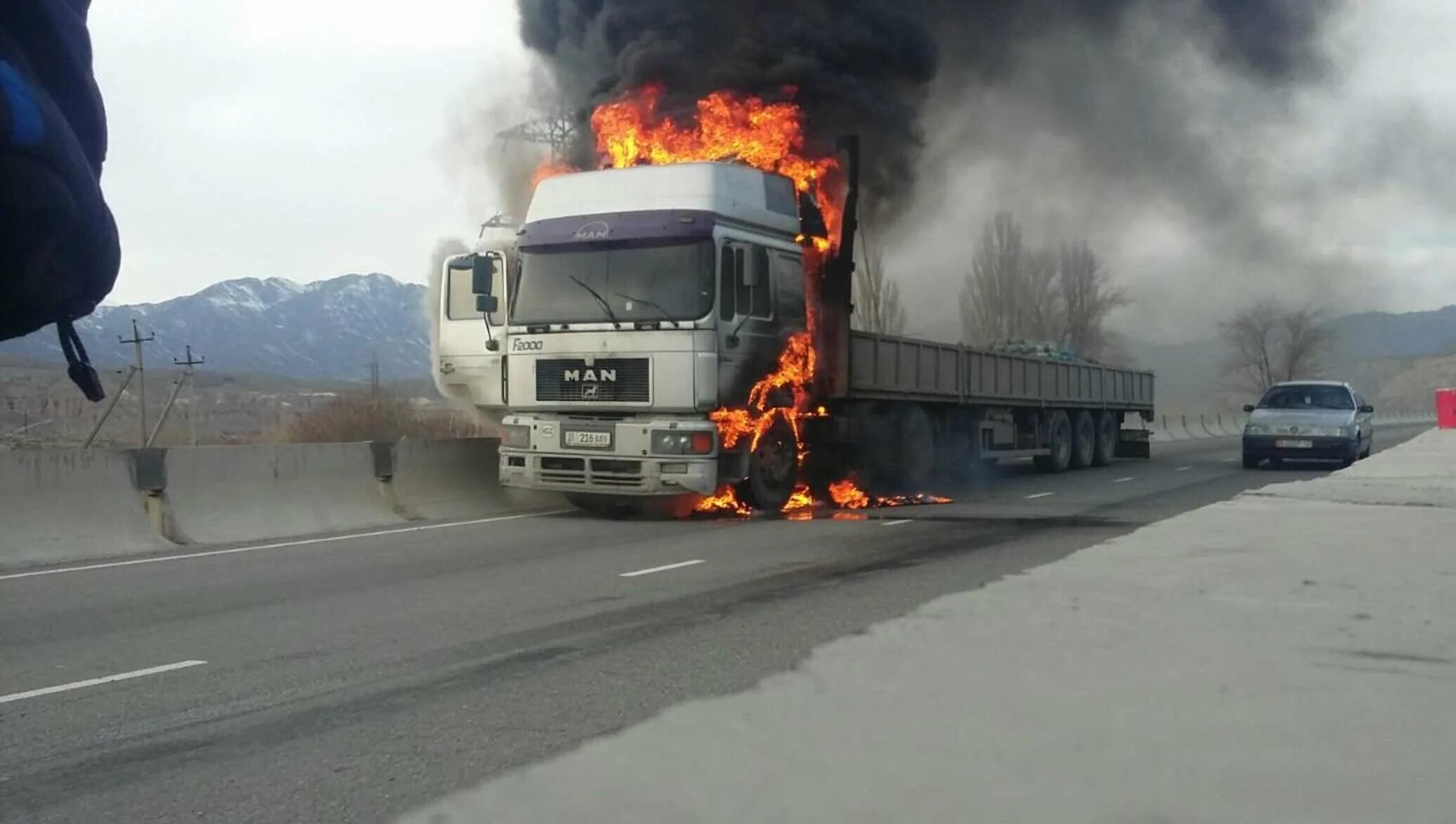 Возгорание грузового автомобиля. Сгоревшая грузовая машина.