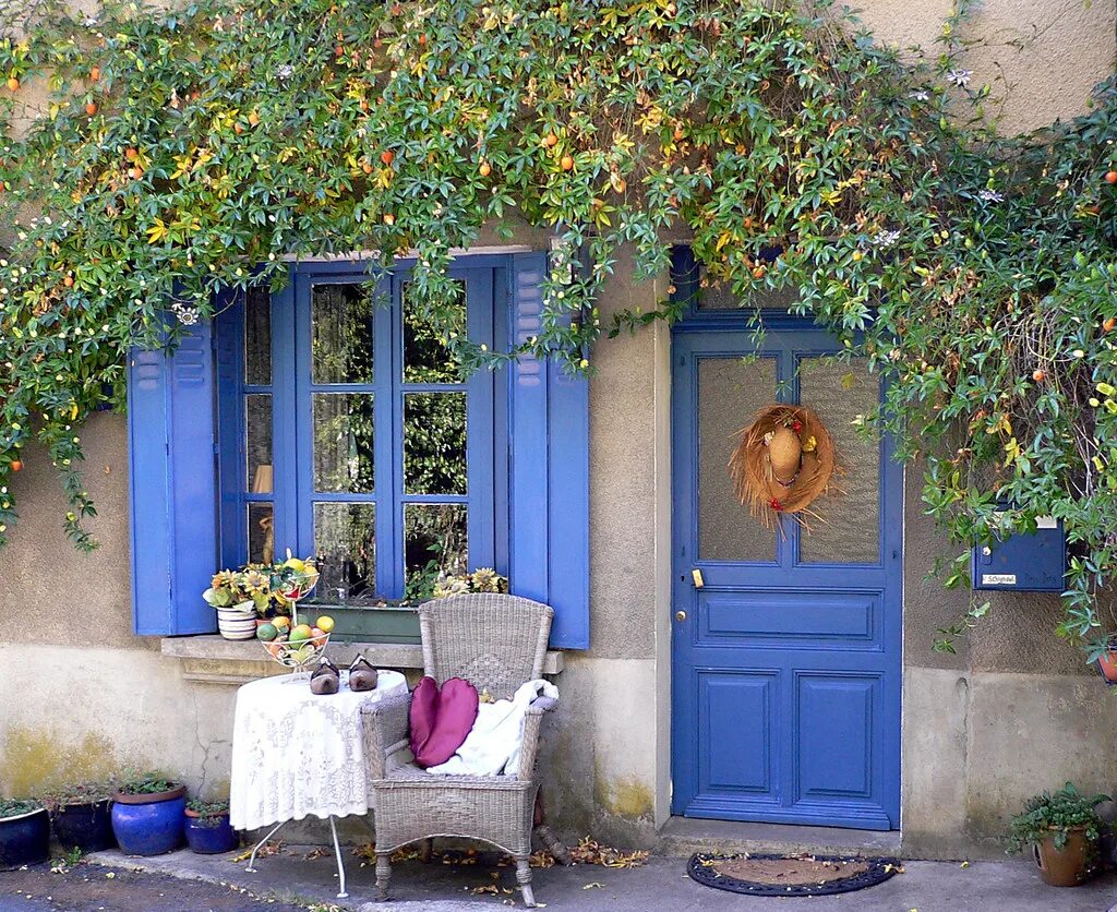 Филенчатые ставни мид америка. Окно с дверью в стиле прованс. Дом с синими ставнями. Дом с синими ставнями. Окна в стиле прованс фасад.