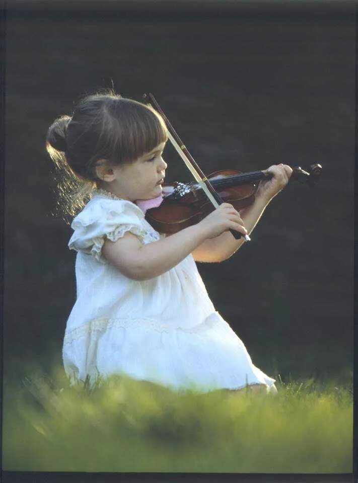 Скрипичный ребенок. Скрипка для детей. Ребенок играющий на скрипке. Дети играющие на музыкальных инструментах. Маленькая скрипачка.
