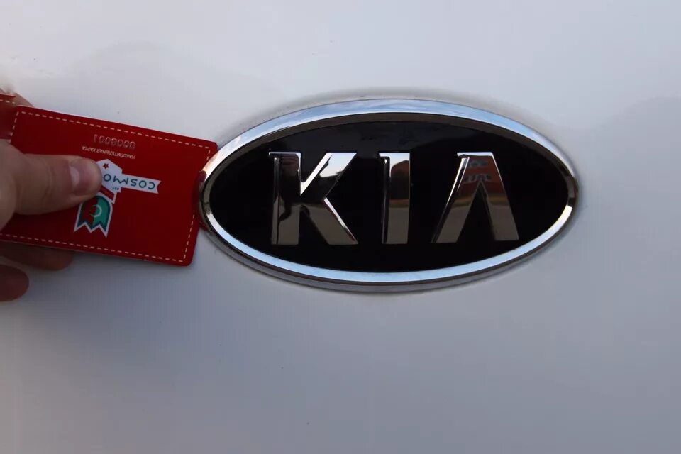 Задняя эмблема на Kia Sportage. Kia Ceed 2009 задняя эмблема. Шильдик на Киа Рио 4. Шильдик на Киа Рио 3. Значки киа сид