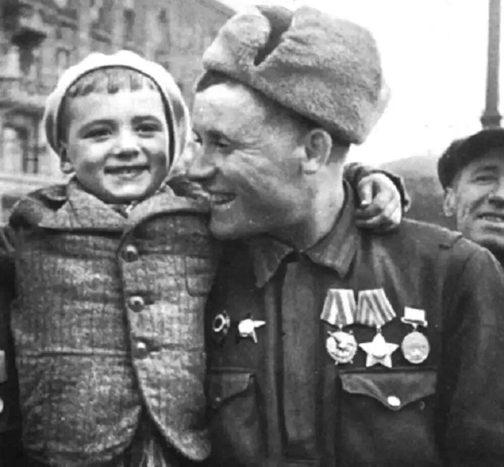 9 мая я с мамой и папой. Солдаты Победы 1945. Фотографии Победы 1945 солдаты. Радость Победы 1945. Советский солдат с ребенком.