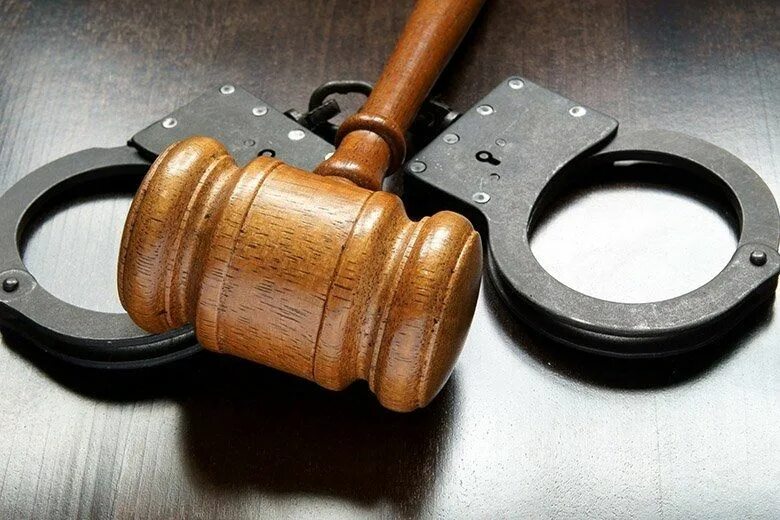 Какое уголовное дело в мошенничестве. Наручники решетка. наручники дело. уголовное дело.