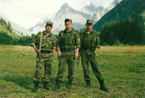 Әйелдер белдіктері мен колготки киген лесбияндарды көрсететін порно видеолар