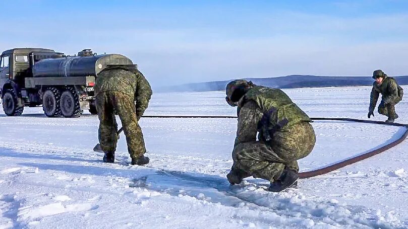 Переправа по льду. Ледовая переправа Бодайбо - Бисяга. Ледовая переправа дальнобойщики. Ледяная переправа регулировщик.