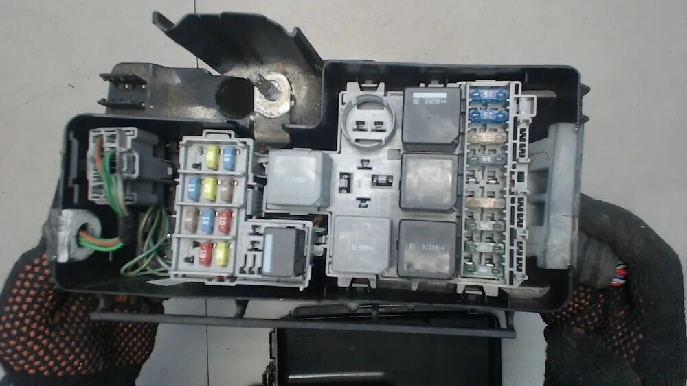 Блоки предохранителей хс90. Блоки предохранителей хс90. Реле сигнала вольво xc90. Блоки предохранителей хс90. Вольво хс90 2 блок предохранителей.