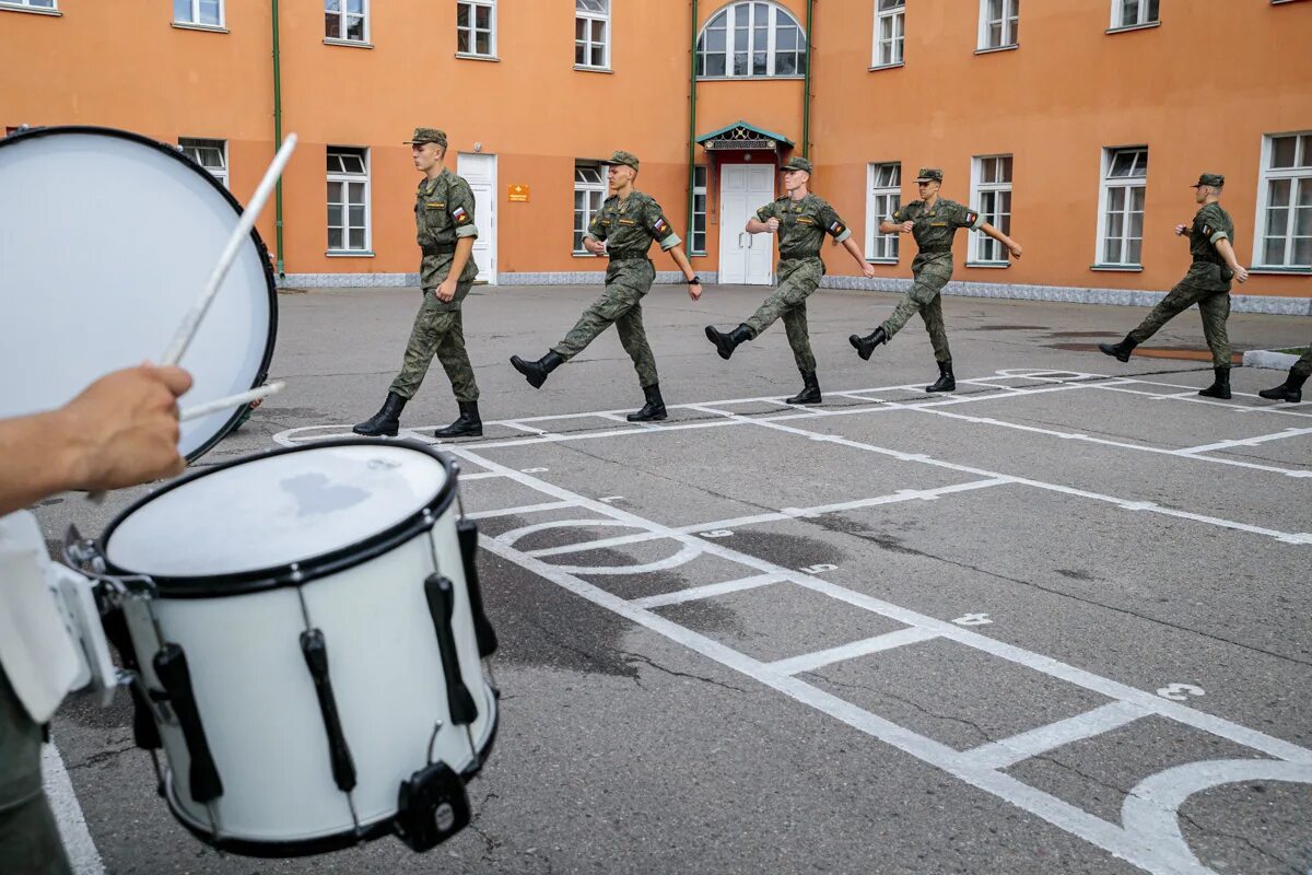 На плацу слушать. Плац строевой подготовки. Занятия на плацу. Строевой марш. Рота почетного караула тренировка.