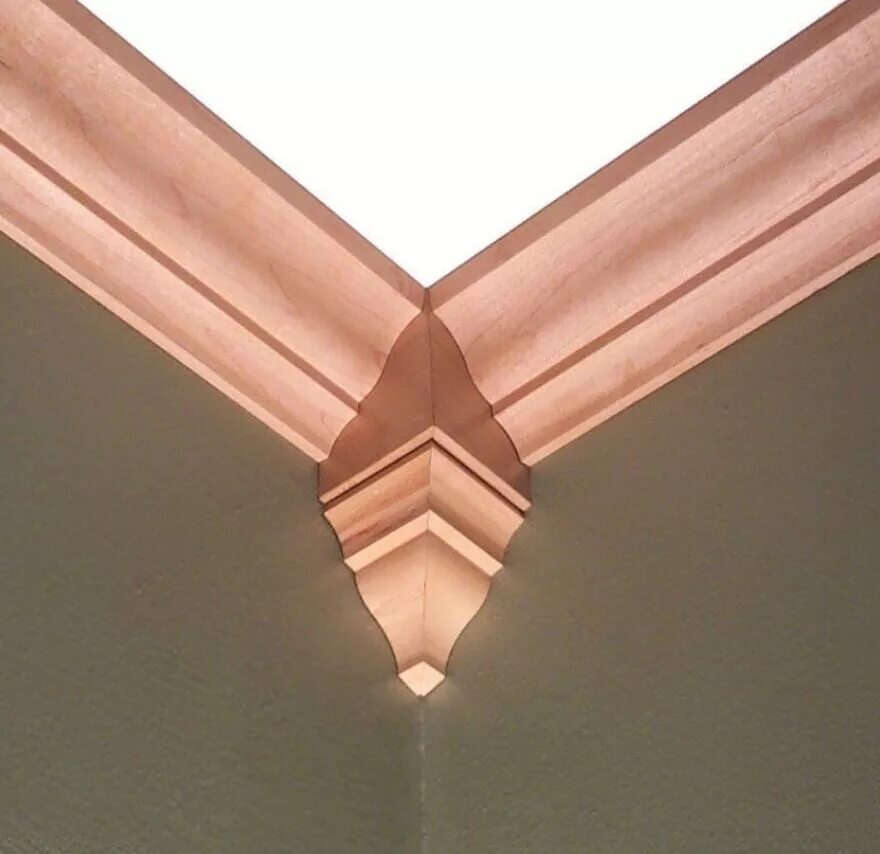 Плинтус потолочный деревянный углы. Crown molding corner block stainable wood moulding maple 3d модель. потолочный плинтус галтель бук дуб. cu-016 галтель потолочная. уголки для потолочного плинтуса.