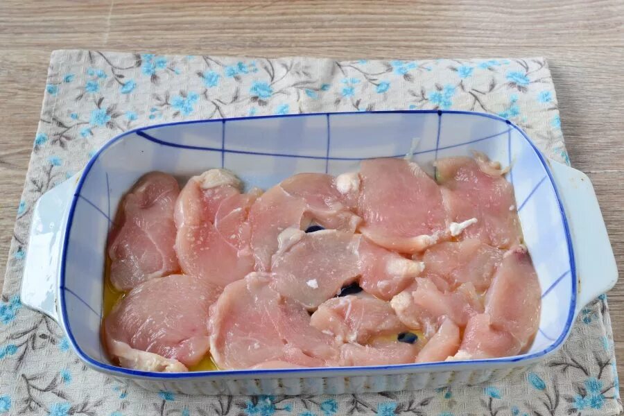 Куриное филе на протвине. Филе куриное. куриное филе в протвине. сочное куриное филе. филе бедра грудка.