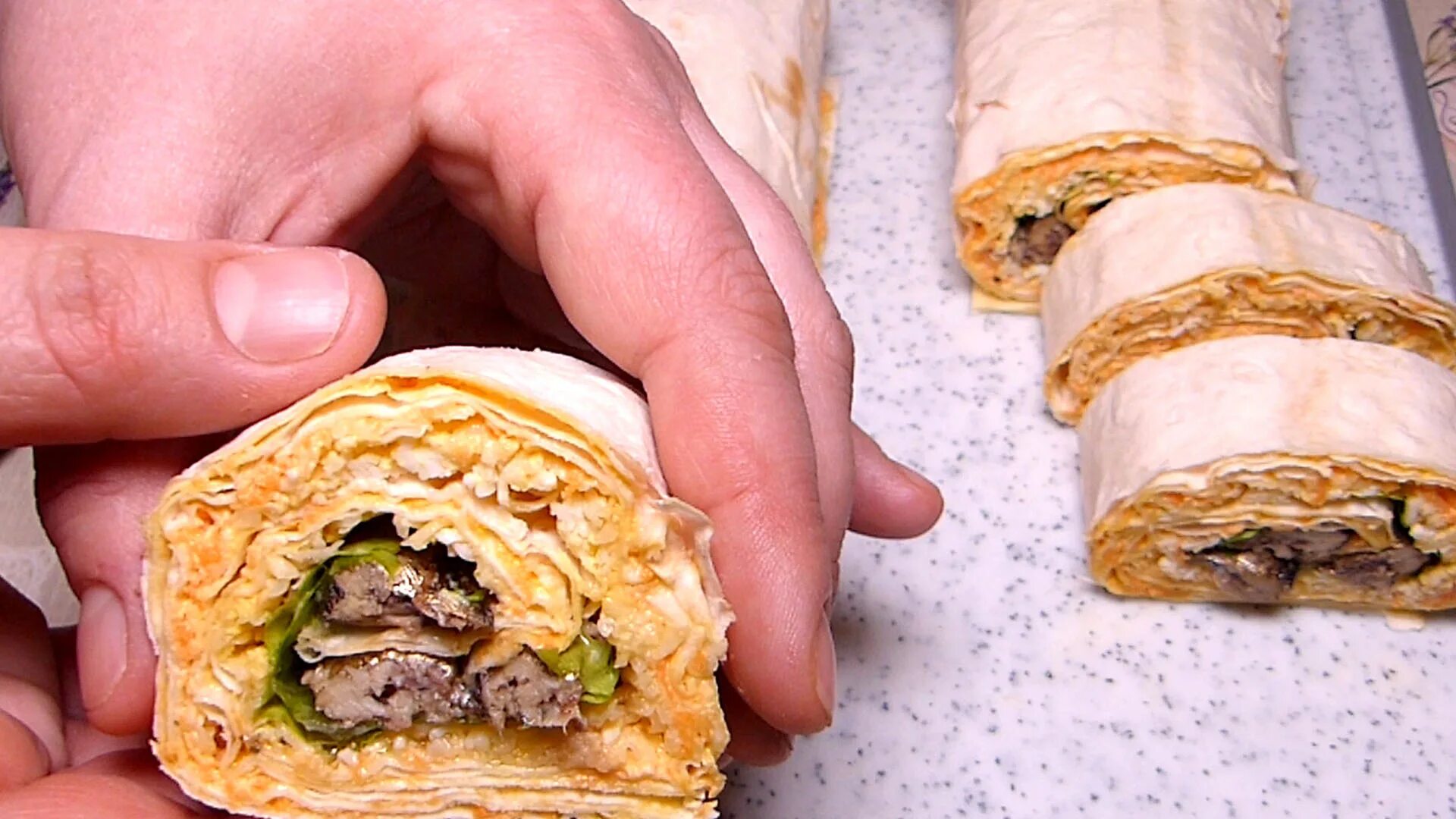 Лаваш со шпротами и плавленным сыром. Рулетики со шпротами в лаваше. Рулет из лаваша со шпротами и огурцом. Рулет из лаваша со шпротами. Лаваш шпроты сыр.