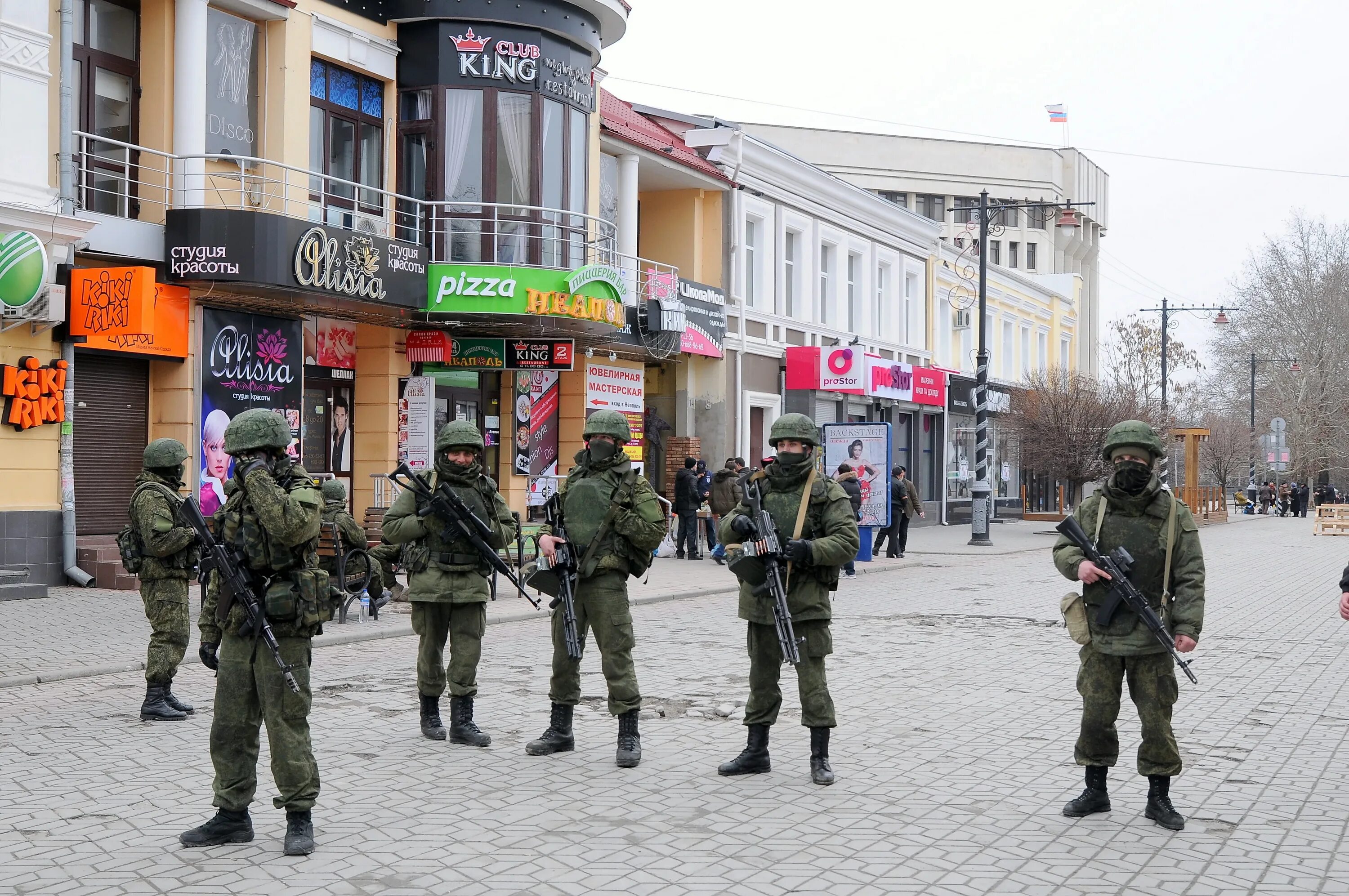 Зеленые человечки в Крыму 2014 Симферополь. Вежливые люди в Симферополе 2014. Вежливые люди 2014 Севастополь.