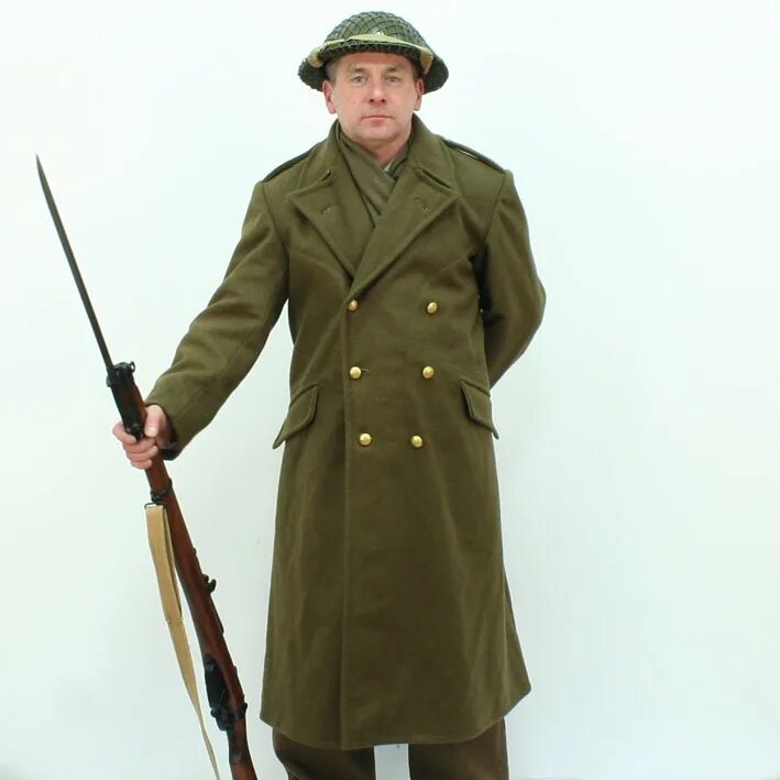 Шинель в движении. British 1940 pattern dismounted greatcoat. шинель английская ww1. куртка британской армии ww2. солдат в шинели.