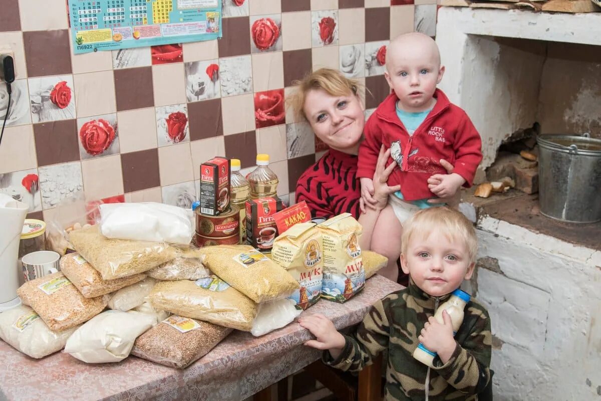 Поддержка семей с детьми москва. Бедные семьи с детьми. Малообеспеченные семьи с детьми. Малоимущая семья. Мало обеспеченые семьи.