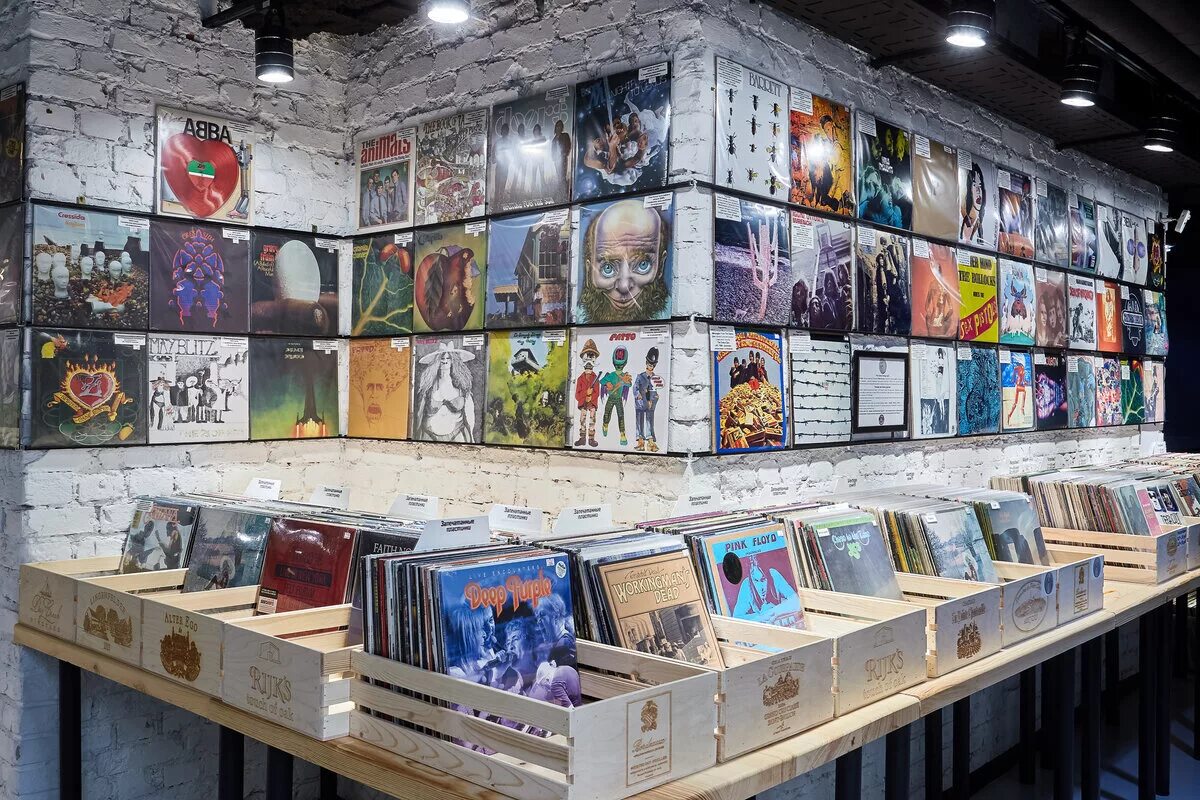 коллекционеры виниловых пластинок. Vinyl market арбат. магазин грампластинок. витрина магазина виниловых пластинок. новое искусство магазин виниловых пластинок.
