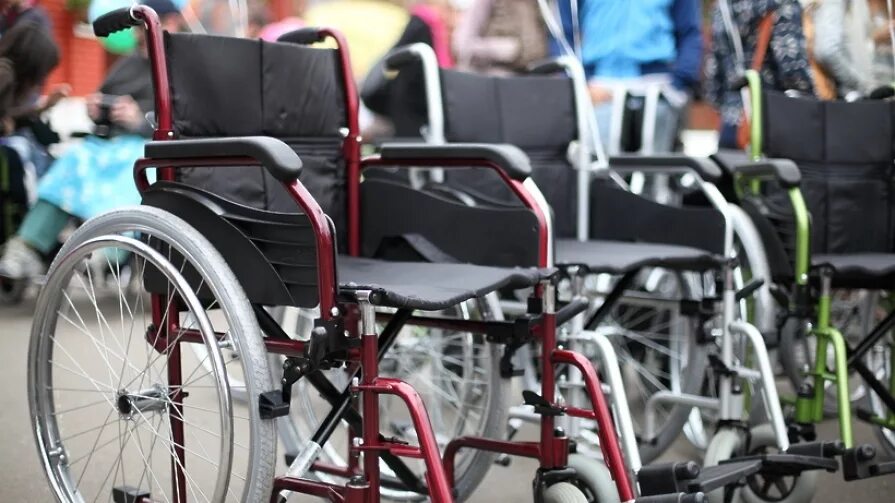 Средства реабилитации для инвалидов. Много инвалидов на колясках. Прокат инвалидных колясок. Технические средства реабилитации для инвалидов.