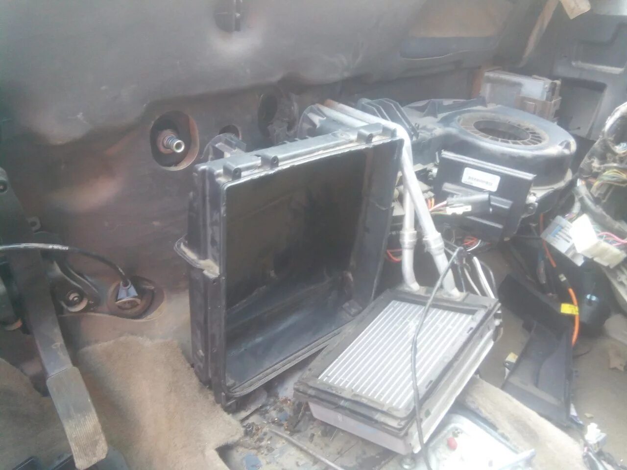 Форд мондео 4 печка где находится Replacing the additional resistance of the heater electric fan and damper motors