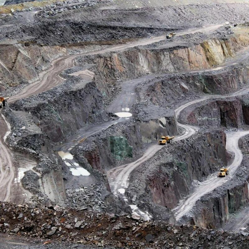 Кимберлитовая трубка мир в якутии. Добытые из недр полезные ископаемые. Добыча полезнхископаемых. Елецкий горнообогатительный рудник. Добыча полезных ископаемых.