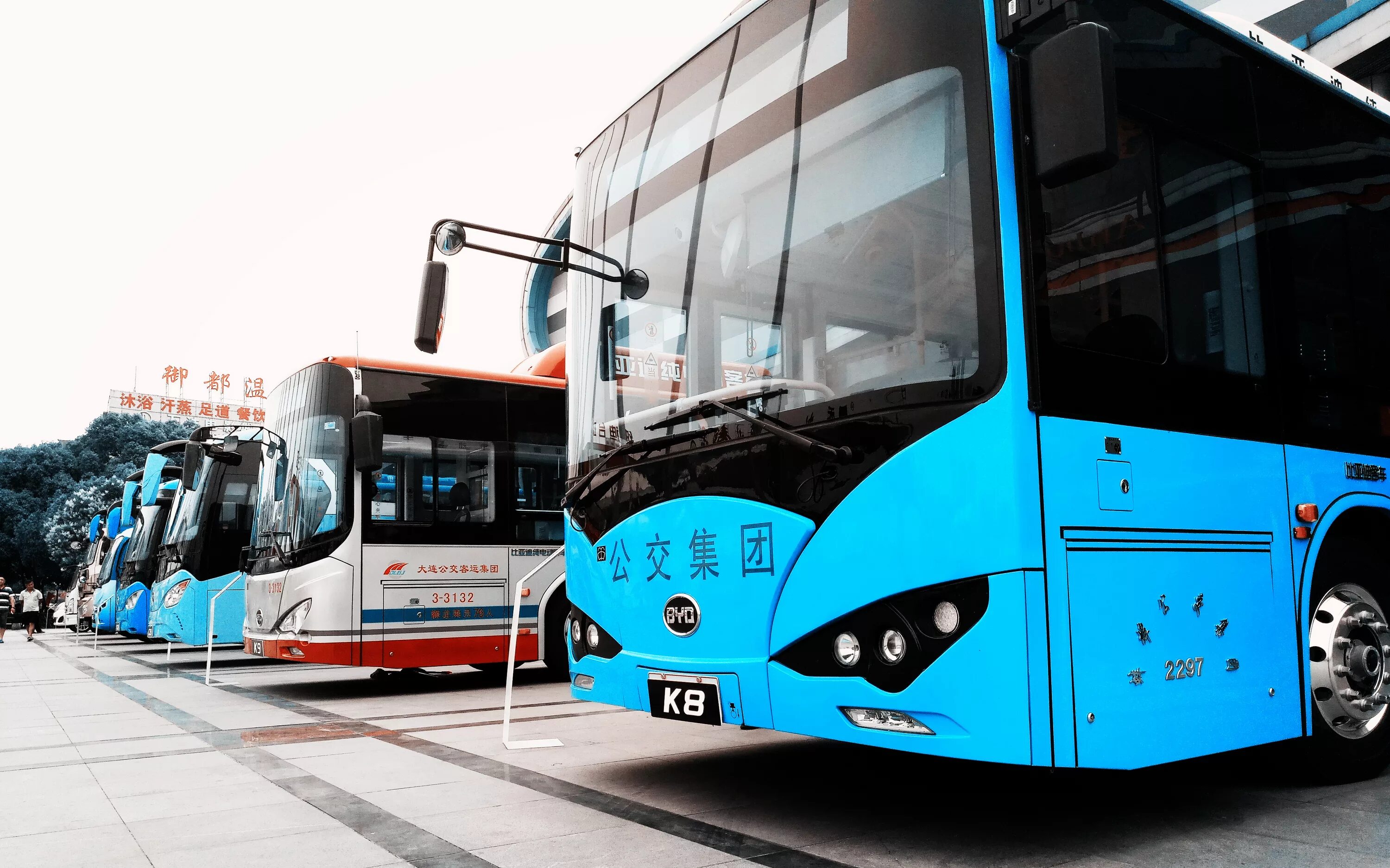 Электробус проезд. Byd электроавтобус. автобус byd k7. электробус byd. беспилотный электробус сингапур.