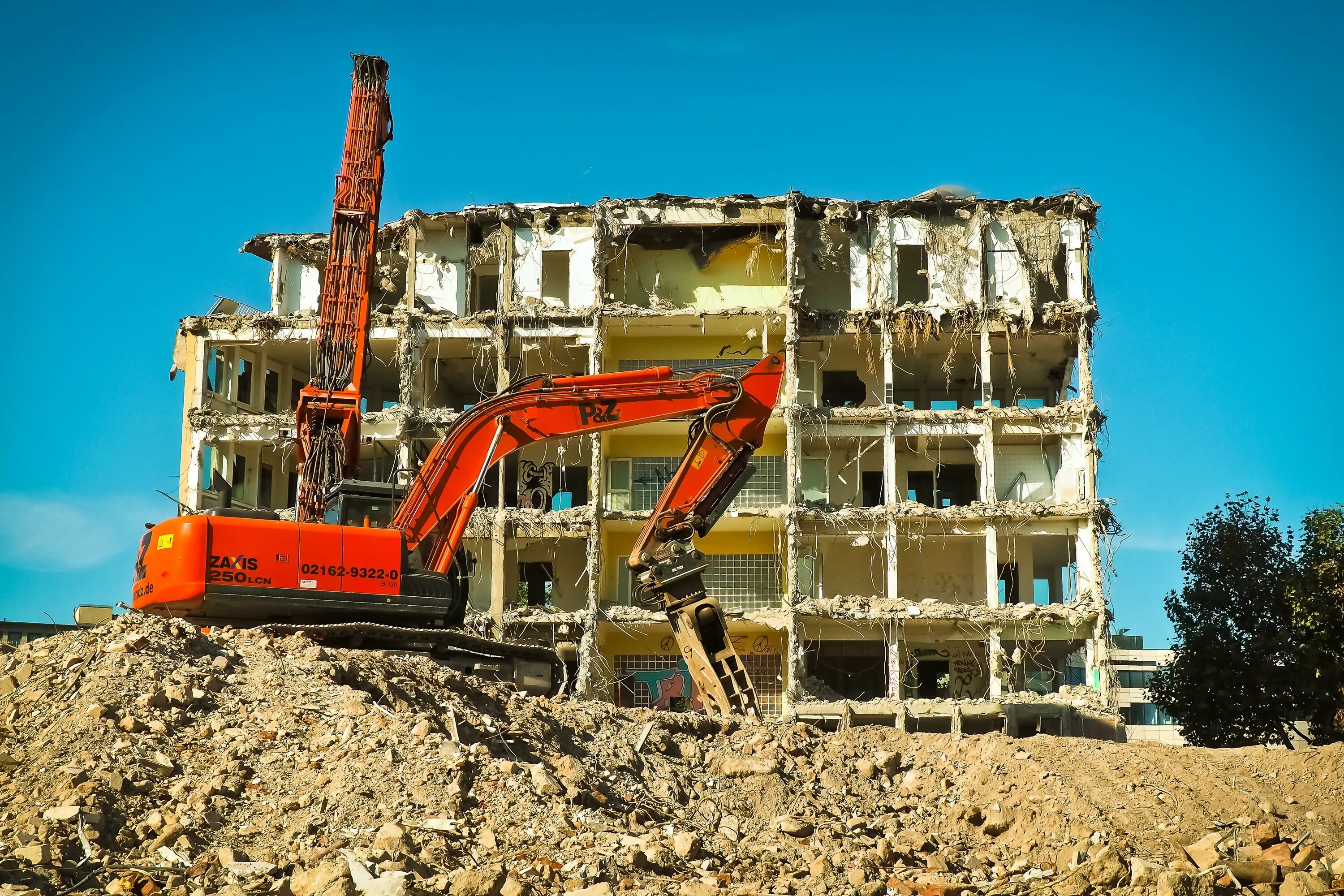 Снос зданий строений. Демонтаж зданий. демонтаж многоквартирных домов. экскаватор сносит дом. демонтаж многоэтажных зданий.