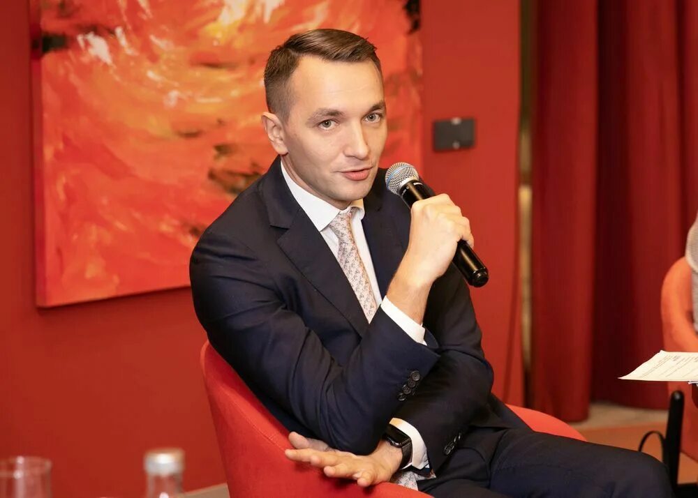 Ведущие трансформации. Ведущие трансформации. Психолог ведущий семинары лысый. Ведущие муз тв. Психолог ведущий семинары лысый.