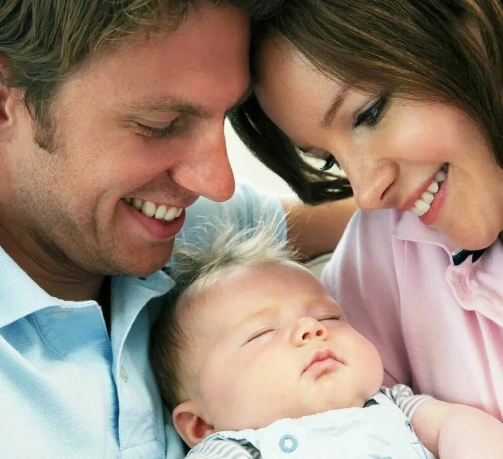 Мама папа и ребенок. Фотосессия родители и малыш. Ребенок в семье. Семейная пара с ребенком. Воспитание ребенка.