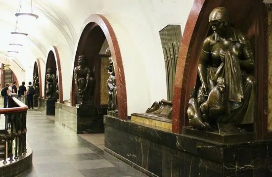 Почему площадь революции. Станция площадь революции москва. площадь революции станция метро москва. московское метро станция площадь революции. станция метро площадь революции скульптуры.