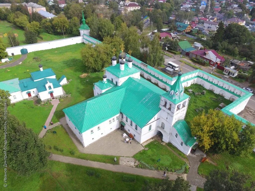 Монастырь в александрове. Успенский Александровский монастырь. Монастырь в Александрове Владимирской области. Успенский монастырь Владимирская область. Александровский Успенский монастырь сверху.