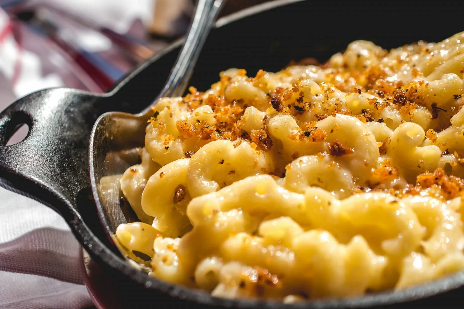 Макароны запеченные с сыром. Как сварить макароны с сыром. Как сварить макароны с сыром. Макароны с сырным соусом. Макароны с яйцом и сыром.