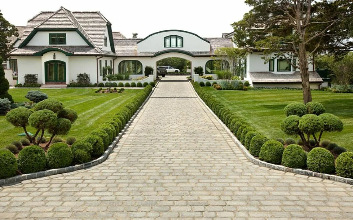 Подросток дороги к дому. Дорожки в частном доме. дорожка перед домом. дорожки к дому в современном стиле. подъездная дорожка к дому.