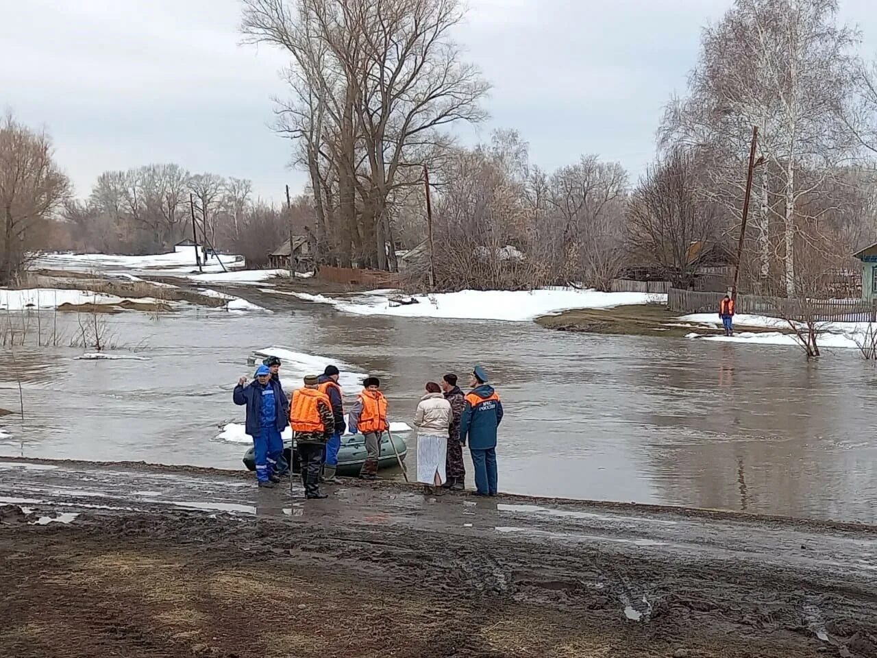 Уровень воды в реке алей. Уровень воды в реке Чарыш. Половодье на реке Воря. Уровень воды в Чарыше Нижнеозерное.