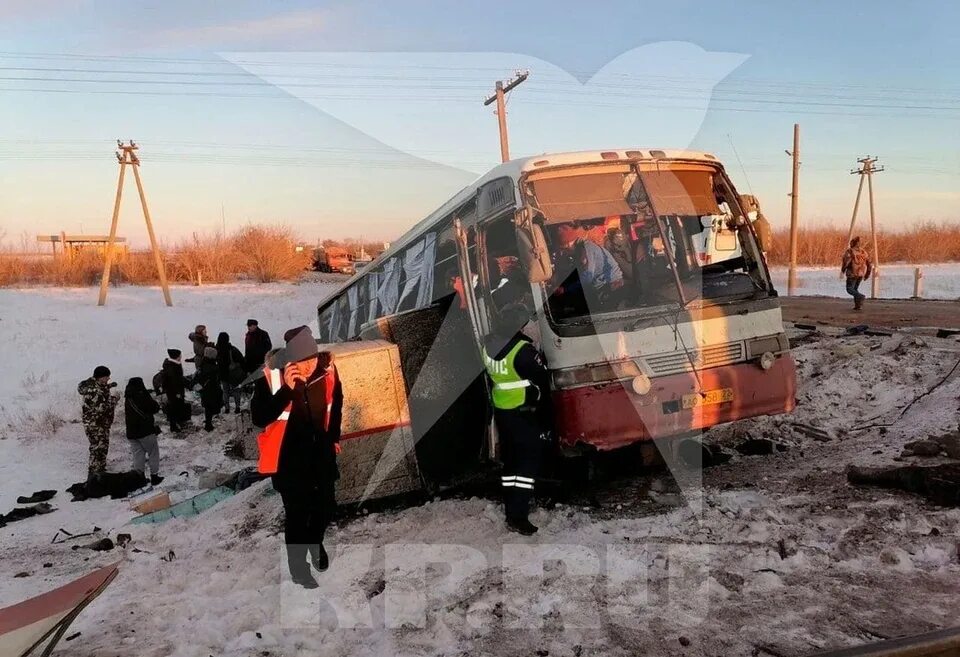 Автобус на жд переезде. Авария с автобусом Алтайский край. Столкновение поезда с автобусом. Автобус.